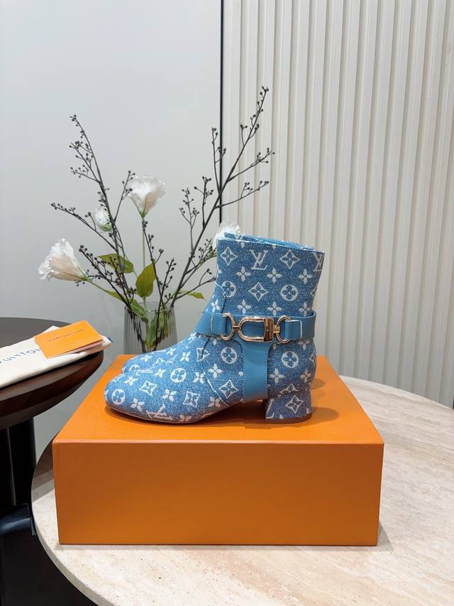 漆皮10 秋冬新款louis Vuitton Lvwestside粗跟短靴 Westside 粗跟及踝靴 为大号金属弹簧扣镂刻路易威登标识，彰显率性骑士风范。