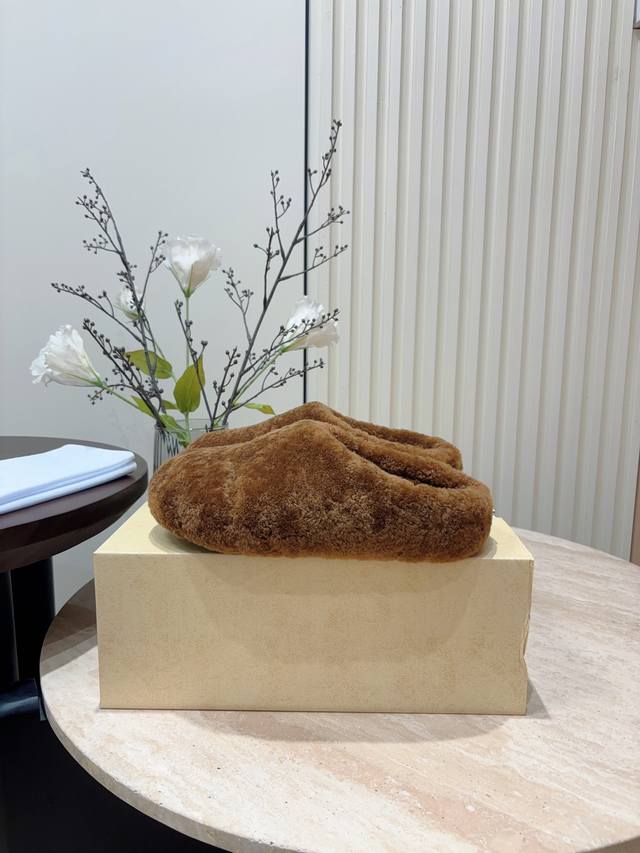 秋冬新款the Row包头羊毛里拖鞋 时尚休闲潮流简约深口穆勒拖 ,这款半拖适合冬季必备神器随意搭配牛仔裤，瑜伽裤，风衣都非常时尚洋气 ，上脚就像踩感一样非常舒