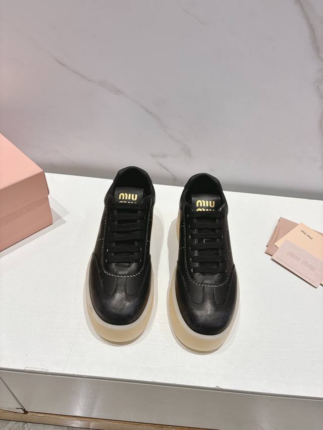 Miumiu 缪缪新款美式复古风~颜值担当火爆厚底小白鞋 不得不入的一款～做旧时尚，简约高级 随意搭配上脚非常舒适，年度必入款！ 秋冬最新走秀款运动小白鞋国内外