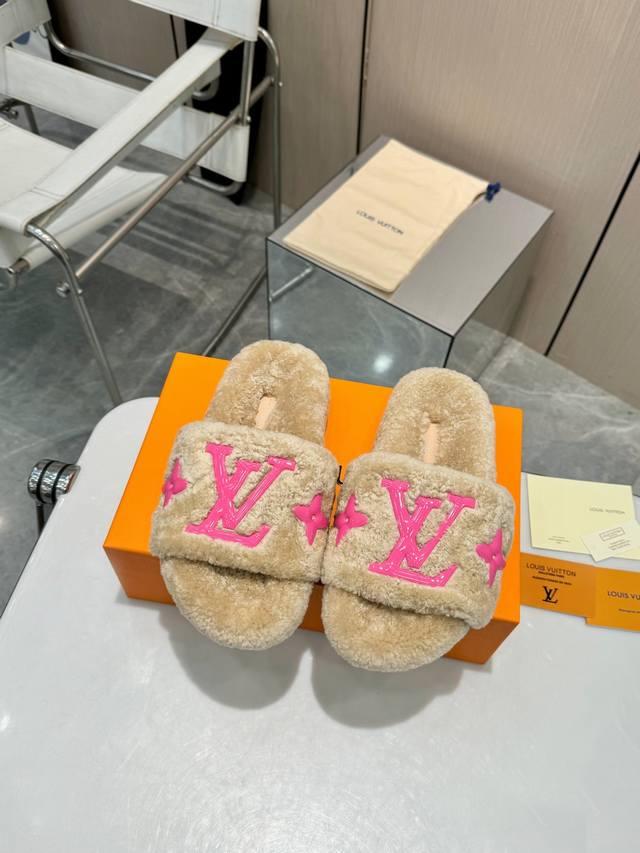 魅力女性，从足下开启奢华之旅。Lv 路易威登 女士羊毛拖鞋，为您精心打造。 经典的滴胶四叶草logo，彰显品牌的独特魅力与非凡格调。澳大利亚优质羊毛，给予您极致
