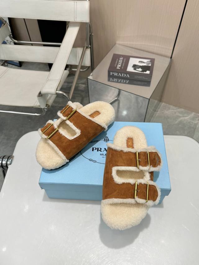 Prada 羊毛拖鞋 家人们，今天必须给大家分享 Prada 这款超赞的羊毛款拖鞋。 垫脚和内里采用澳洲进口羊毛，柔软又舒适，仿佛踩在云朵上。搭配经典三角扣装饰