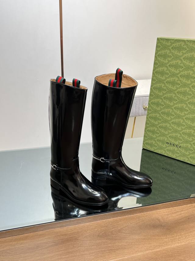 古奇 Gucci 秋冬修长造型马衔扣马术长靴 走秀款过膝靴顶级代购级亮面开边珠皮靴，重工艺所有制作整个做工与原版一致！ 这款靴子甄选黑色亮面开边珠制作，巧妙融入
