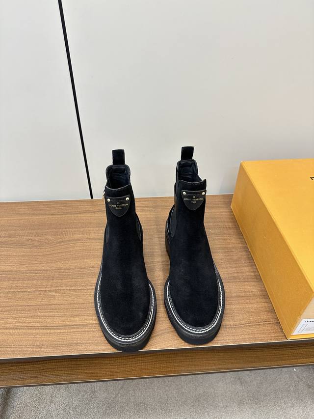 Louis Vuitton Beaubourg 切尔西裸靴 短靴 顶级品质 Lv Beaubourg及踝靴！！采用绒面皮呈现切尔西风格鞋面，搭配轻盈厚底，更有m