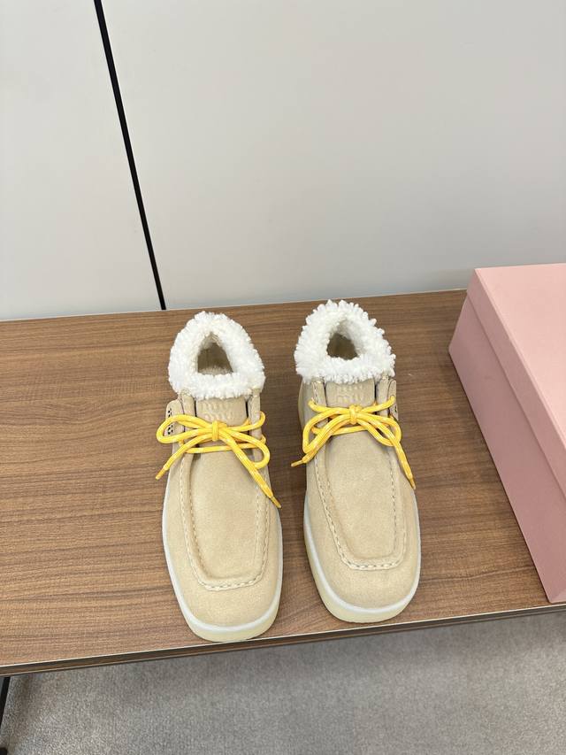 Miu Miu缪缪厚底毛毛休闲鞋雪地靴 裸靴 Miumiu新款德比方头羊毛款高帮鞋 把那种复古风演绎得淋漓尽致 还有种做旧金属摇滚风.鞋型服帖而且舒服，搭配就不