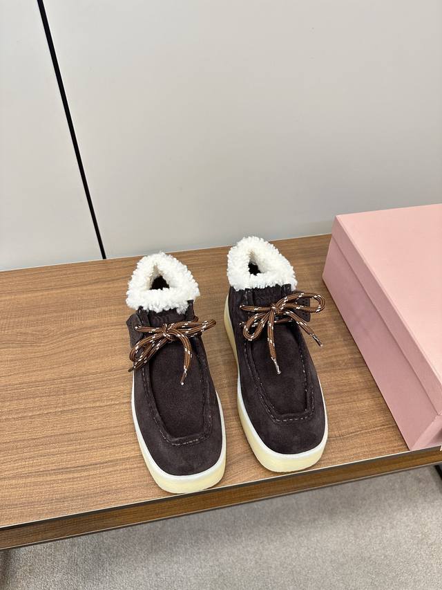 Miu Miu缪缪厚底毛毛休闲鞋雪地靴 裸靴 Miumiu新款德比方头羊毛款高帮鞋 把那种复古风演绎得淋漓尽致 还有种做旧金属摇滚风.鞋型服帖而且舒服，搭配就不