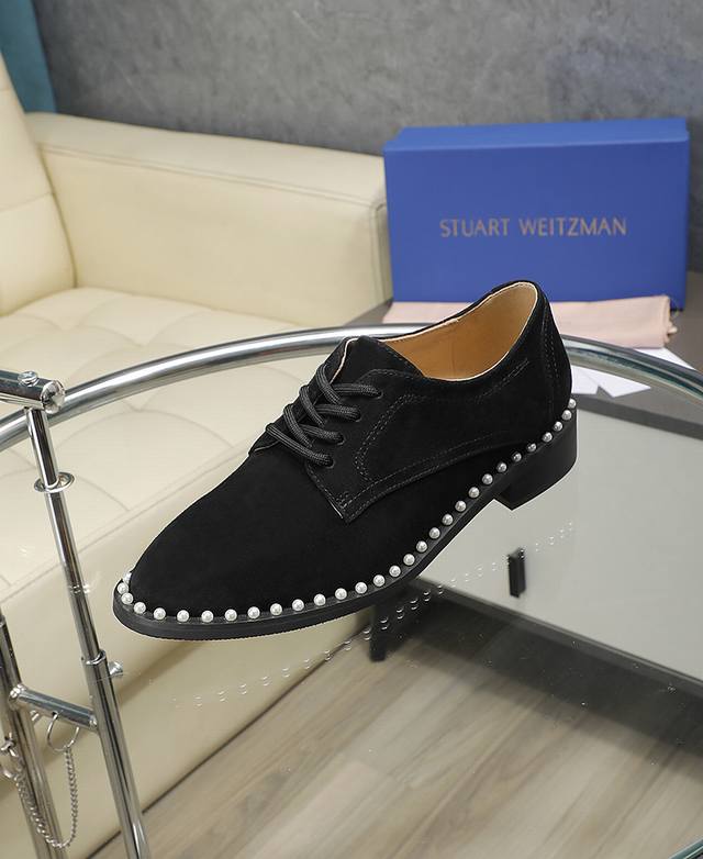 Stuart Weitzman简称sw 春秋新品，气质女神款 独家上新！平底鞋缀饰品牌标志性的珍珠装饰，在系带鞋基础上增添了一抹优雅气息。正因如此，这款不拘一格