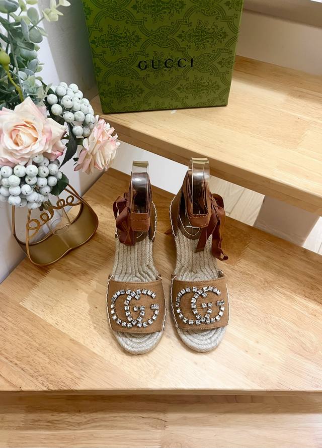 Gucci 古奇 25Ss 早春水钻gg字母图案装饰园头古奇草编新款坡跟渔夫鞋 牛仔布鞋面，官网同步， 永不过时，超级舒适， 四季都可以穿，上脚轻便 经典水钻l