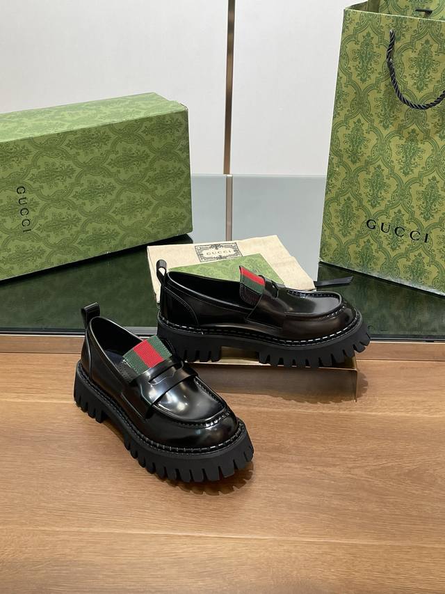 秋冬最新gucci 红绿织带厚底乐福鞋新款秋鞋单鞋代购级别 高端精品尖货 始创于1950年代的原版品牌细节，在这双鞋上浪漫新生。取材自马术世界的条纹织带已经成为