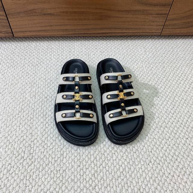 Celi*E春夏英伦风平底微标拖鞋。简约大气。耐看不过时，复古的英伦风格，让你穿出不一样的气质。 材质：面料1:1定制蜡感小牛皮棉麻编织。 真皮沿条。原版开模大