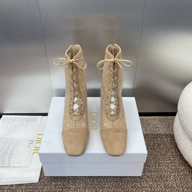 Dior 迪奥 春夏走秀高定系列naughtily-D女靴 Cd字母logo 藤格纹通体提花刺绣优雅及裸凉靴 明星同款粗跟方头系带流苏罗马后拉链短靴 市面顶级版
