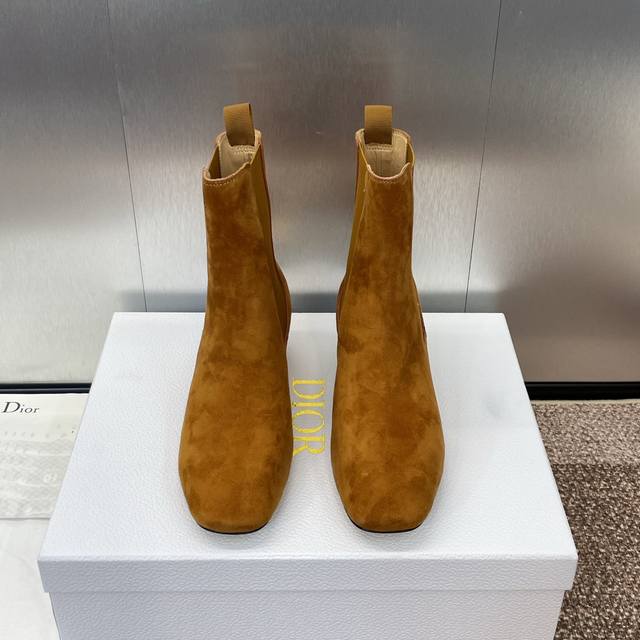 Dior 迪奥 秋冬新款icon系列切尔西骑士女靴 明星同款cd字母logo圆柱跟机车短靴 高跟圆头一脚蹬马丁靴 材质：鞋面进口全粒面小牛皮 进口混种羊猄皮+水