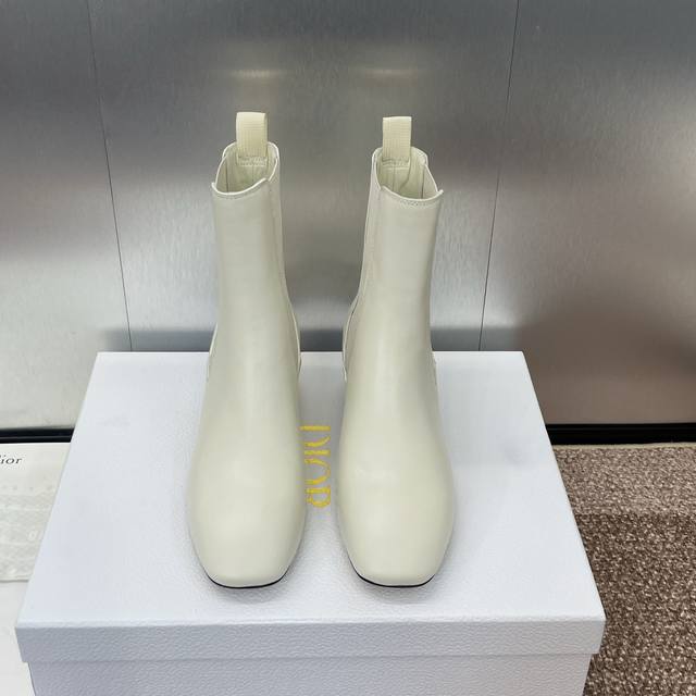 Dior 迪奥 秋冬新款icon系列切尔西骑士女靴 明星同款cd字母logo圆柱跟机车短靴 高跟圆头一脚蹬马丁靴 材质：鞋面进口全粒面小牛皮 进口混种羊猄皮+水