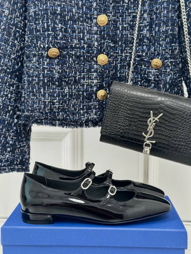 Stuart Weitzman Sw经典早秋 双带粗跟玛丽珍鞋 法式浪漫与时髦 简直美上天了 一如既往贴合脚型的高舒适度 搭配双绑带增加了精致与甜美 让它成为浪