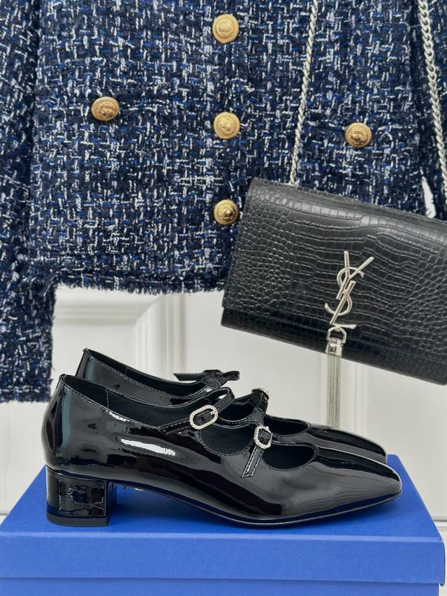Stuart Weitzman Sw经典早秋 双带粗跟玛丽珍鞋 法式浪漫与时髦 简直美上天了 一如既往贴合脚型的高舒适度 搭配双绑带增加了精致与甜美 让它成为浪