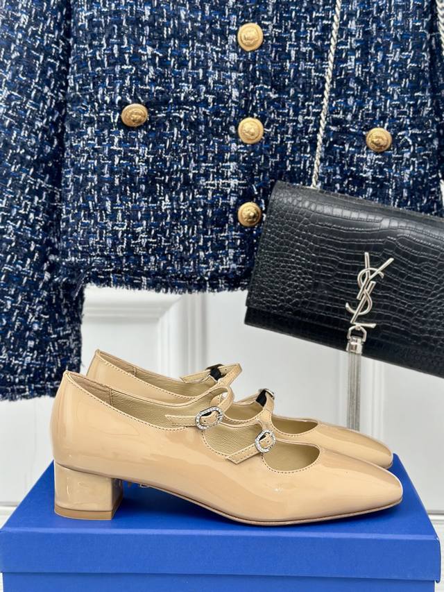 Stuart Weitzman Sw经典早秋 双带粗跟玛丽珍鞋 法式浪漫与时髦 简直美上天了 一如既往贴合脚型的高舒适度 搭配双绑带增加了精致与甜美 让它成为浪