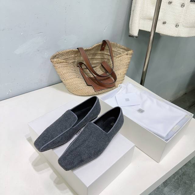 小众潮牌toteme 25春夏新品复古方头平底玛丽珍单鞋奶奶鞋！ 简约的冷淡风 复古又百搭！穿在脚上 质感十足 整个造型都会显得很高级！时髦小姐姐必备单品！ 鞋