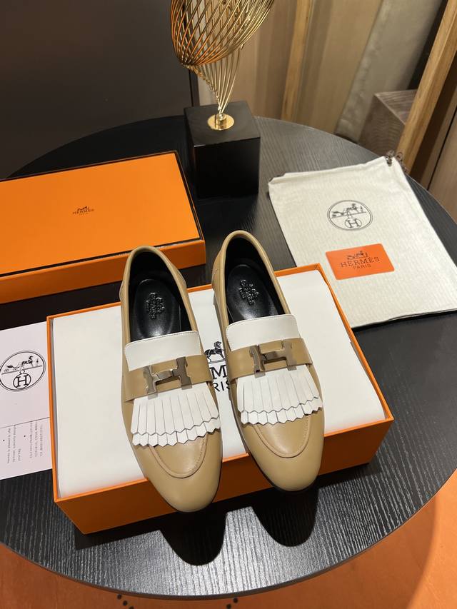 代购级别！Hermes-爱马仕经典h扣单鞋乐福鞋！专柜采版1:1复刻，形体、工艺、材质皆以超高标准来要求。材质：面料选用进口小牛皮, 内里1:1定制全粒面混种羊