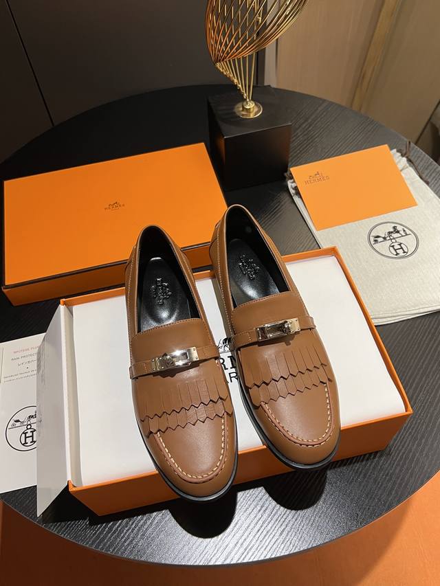 Hermes 爱马仕最新 早春新款单鞋，今年h最新限量色凯莉mini Kelly扣 单鞋，纯进口特定小牛皮，手工制作.高端订制 正品开模定制 手工缝制.珐琅工艺