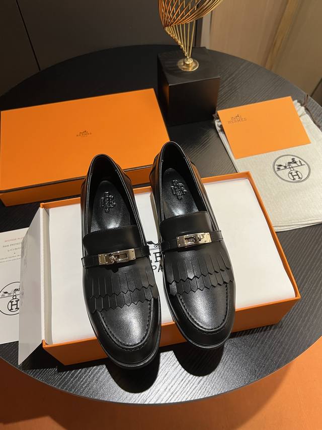 Hermes 爱马仕最新 早春新款单鞋，今年h最新限量色凯莉mini Kelly扣 单鞋，纯进口特定小牛皮，手工制作.高端订制 正品开模定制 手工缝制.珐琅工艺