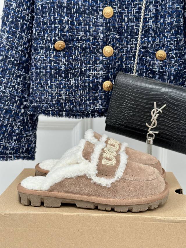 厂价 Ugg 24Ss新品字母羊毛半拖 这无法抗拒的新时尚～今年的厚底系列真的是小个子的福音 轻便好穿，要温暖更要大长腿！显的腿超长，休闲又时髦，踩上去像掉进云