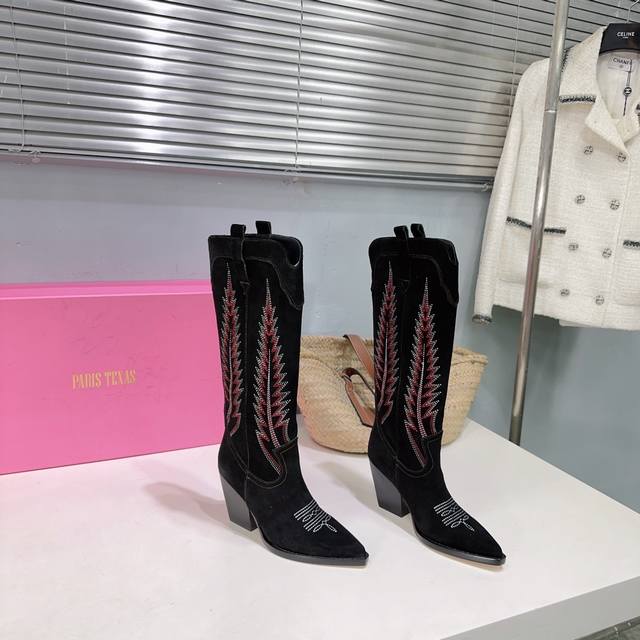 小众潮牌pairs Texas24Ss秋冬新品欧美西部牛仔民族风刺绣复古粗跟长靴！ 一款民族风骑士靴，超重工！鞋面磨砂牛皮面拼接复杂，非常考验做工细节！原版复古