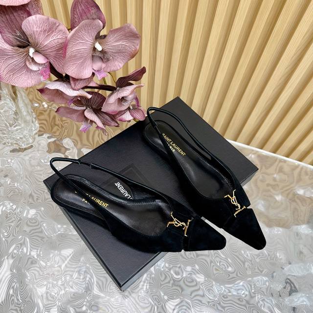 顶级品质saint Laurent 圣罗兰lee金属扣单鞋 Ysl姐姐的美丽尤物高跟鞋 又是人间圣罗兰 Rose同款的小方头 高跟鞋化很好修饰脚型，奢华金属链