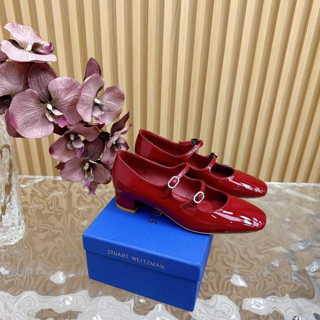 Stuart Weitzman Sw经典早秋 双带粗跟玛丽珍鞋 法式浪漫与时髦 简直美上天了 一如既往贴合脚型的高舒适度 搭配双绑带增加了精致与甜美 让它成为浪
