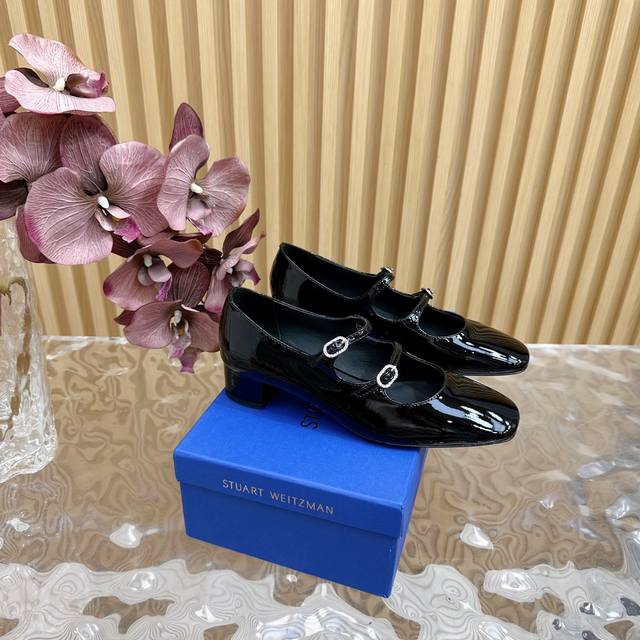 Stuart Weitzman Sw经典早秋 双带粗跟玛丽珍鞋 法式浪漫与时髦 简直美上天了 一如既往贴合脚型的高舒适度 搭配双绑带增加了精致与甜美 让它成为浪