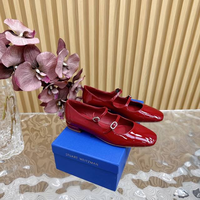 Stuart Weitzman Sw经典早秋 双带粗跟玛丽珍鞋 法式浪漫与时髦 简直美上天了 一如既往贴合脚型的高舒适度 搭配双绑带增加了精致与甜美 让它成为浪