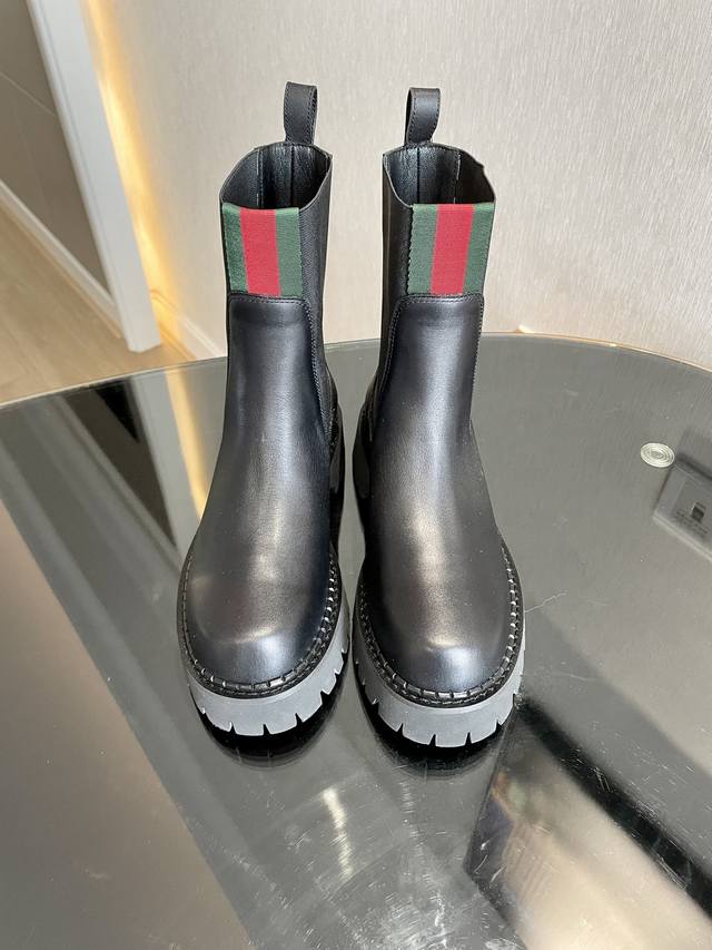 秋冬最新gucci 条纹织带橡筋松紧短靴沟纹厚底踝靴，烟管短靴，取材自马术世界的条纹织带已经成为高雅俱乐部的象征，正在以新的方式重新登场。这款靴子采用小牛皮和开