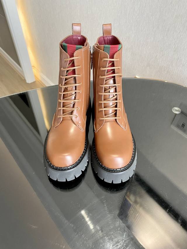 秋冬最新gucci 条纹织带侧拉链系带短靴沟纹厚底踝靴，烟管短靴，取材自马术世界的条纹织带已经成为高雅俱乐部的象征，正在以新的方式重新登场。这款靴子采用小牛皮和