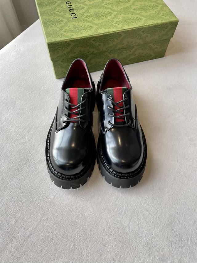 秋冬最新gucci 条纹织带侧拉链系带单鞋沟纹厚底单鞋，乐福鞋，取材自马术世界的条纹织带已经成为高雅俱乐部的象征，正在以新的方式重新登场。这款靴子采用小牛皮和开