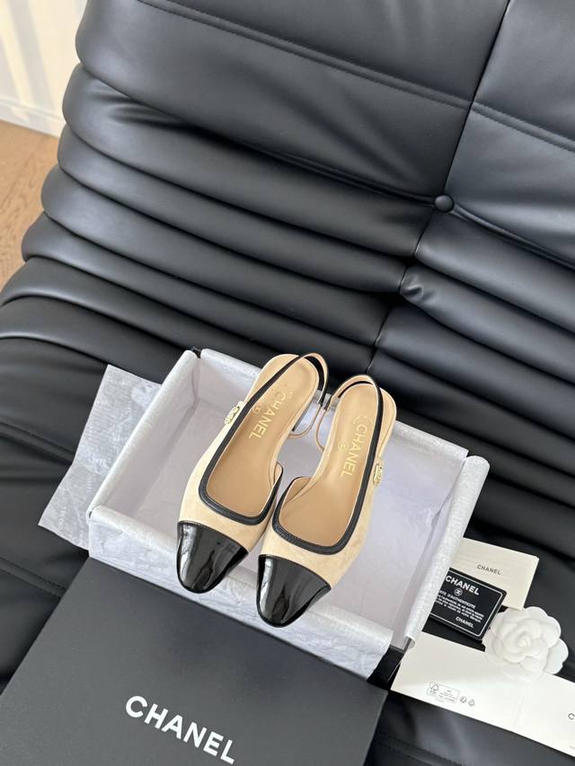 Chanel 24K走秀款玛丽珍单鞋 简约又不失甜美俏皮！ 鞋头经典拼色简约易搭，搭配一字带更加跟脚。 内里羊皮 真皮大底 Size:35-39 其他码数定做