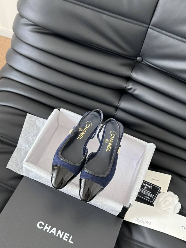 Chanel 24K走秀款玛丽珍单鞋 简约又不失甜美俏皮！ 鞋头经典拼色简约易搭，搭配一字带更加跟脚。 内里羊皮 真皮大底 Size:35-39 其他码数定做