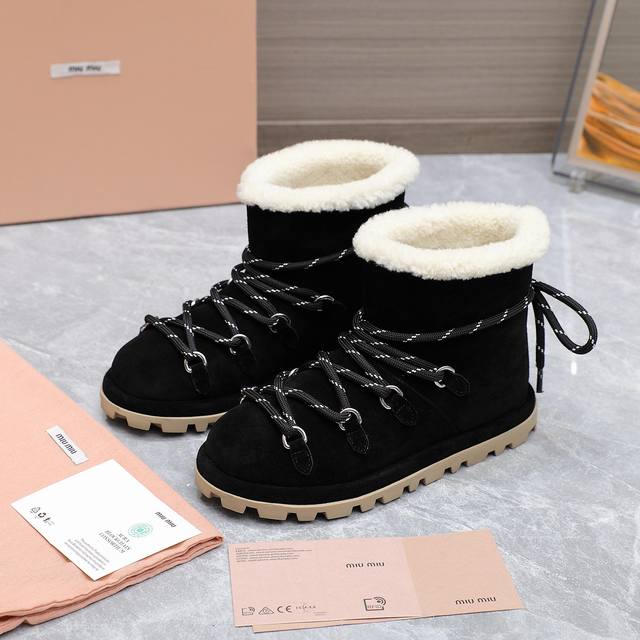 Miumiu缪缪 Miu家 秋冬新品 专柜最新爆款一脚蹬雪地靴鞋系列 今年最值得入手的雪地靴子 没有之一！超多网红明星上脚miu今年秋冬确实泰酷辣 一脚蹬中靴非