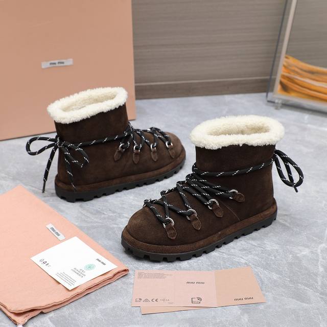 Miumiu缪缪 Miu家 秋冬新品 专柜最新爆款一脚蹬雪地靴鞋系列 今年最值得入手的雪地靴子 没有之一！超多网红明星上脚miu今年秋冬确实泰酷辣 一脚蹬中靴非