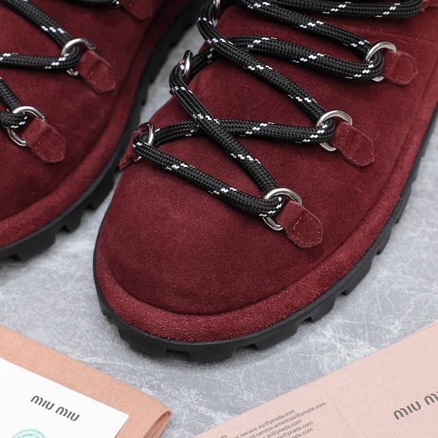 Miumiu缪缪 Miu家 秋冬新品 专柜最新爆款一脚蹬雪地靴鞋系列 今年最值得入手的雪地靴子 没有之一！超多网红明星上脚miu今年秋冬确实泰酷辣 一脚蹬中靴非