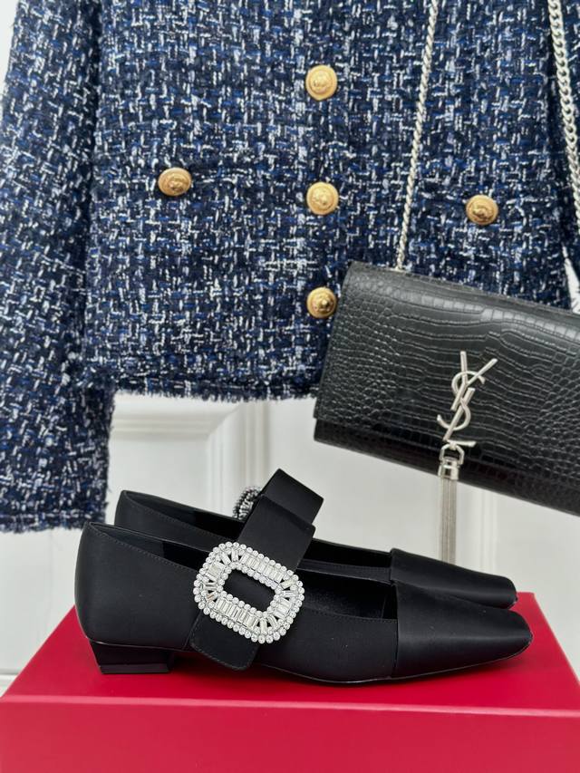 厂价 Roger Vivier｜Rv经典 水钻扣玛丽珍鞋 原版定制鞋楦 版型超正 超显气质 真是越看越上头那种 什么神仙鞋也太美了吧！ 完全仙女下凡闪闪亮 真丝