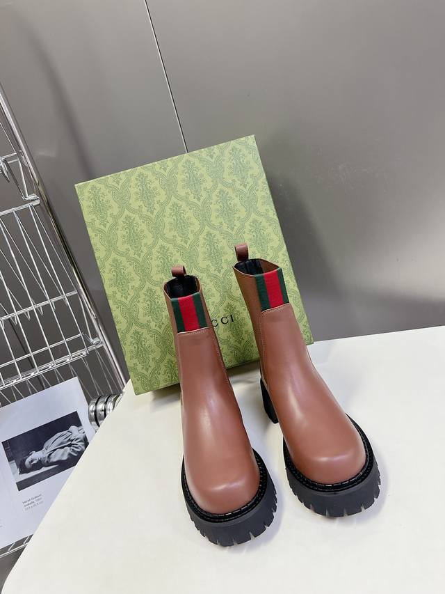 Gucci古驰秋冬走秀款马丁靴 不得不说g家这一季真的太酷了！经典的靴形 细节处无不彰显品牌logo 上脚真心好看 这款我在专柜订了很久终于得偿所愿拿到啦真的是