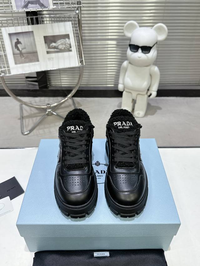 Prada普拉达 最新downtown Bold系列 厚底 松糕鞋 三角标 休闲运动鞋 小白鞋 原版购入开发 做货 Downtown Bold运动鞋从1980年