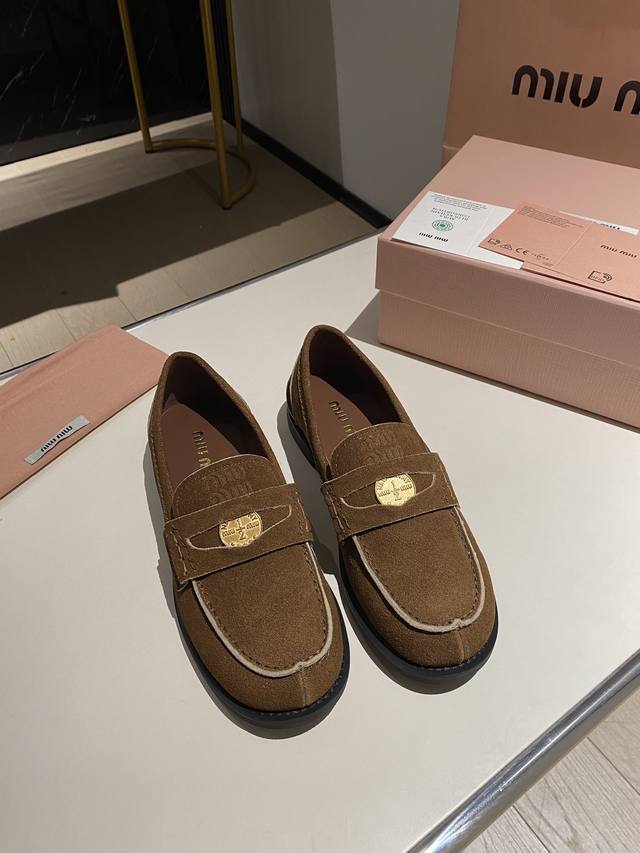 出厂价.漆皮.开边珠.擦色皮 牛筋 春夏走秀款钱币乐福鞋！缪缪这一季这太美了吧！无敌搭配怎么穿都超级好看 钱币的设计很复古很时尚！ 鞋面采用原版进口牛漆皮！内里