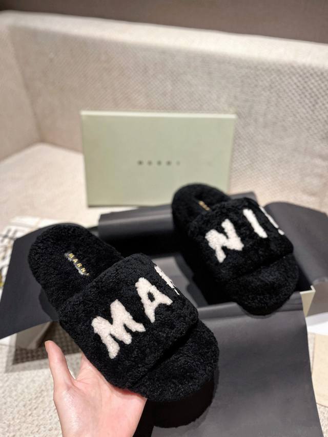 跑量款 Marnl*主推款毛拖 Marni 新款fussbett毛毛鞋 顶级品质 全新冰岛羊羔毛，双层皮毛一体鞋面舒适柔软，利落线条勾勒别致廓形，挥洒自信时髦。