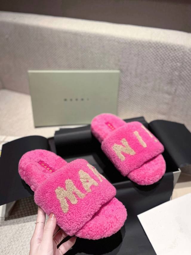 跑量款 Marnl*主推款毛拖 Marni 新款fussbett毛毛鞋 顶级品质 全新冰岛羊羔毛，双层皮毛一体鞋面舒适柔软，利落线条勾勒别致廓形，挥洒自信时髦。