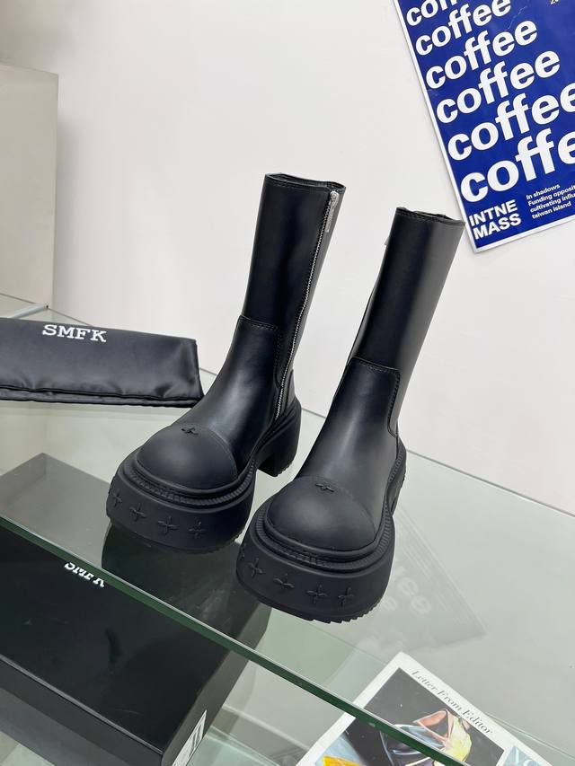 24Ss。。Smfk荒野马靴，战靴。。原版一比一复刻。辣妹必入款。 超级增高。 面料采用小牛皮。牛皮。 内里羊皮。 底厚10Cm 。 出厂价格