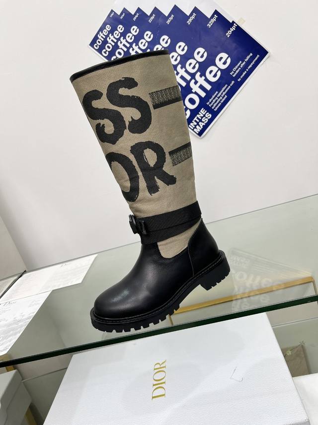 迪奥。首选官网一比一高品质。回归经典，欲摆不能自留款。。 头层牛皮，原版特殊双层帆布。内里羊皮。码数35-41。颜色三色。 黑色。杏色。灰色。 出厂价格 。。