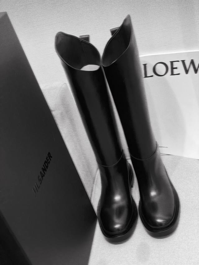 上新jilsander 秋冬官网新品 极简主义 性冷淡风 高筒不规则长靴 骑士靴 市面顶级原单版zp对比做货，所有细节都跟柜上一致：包括鞋面皮料，鞋垫内里皮料、