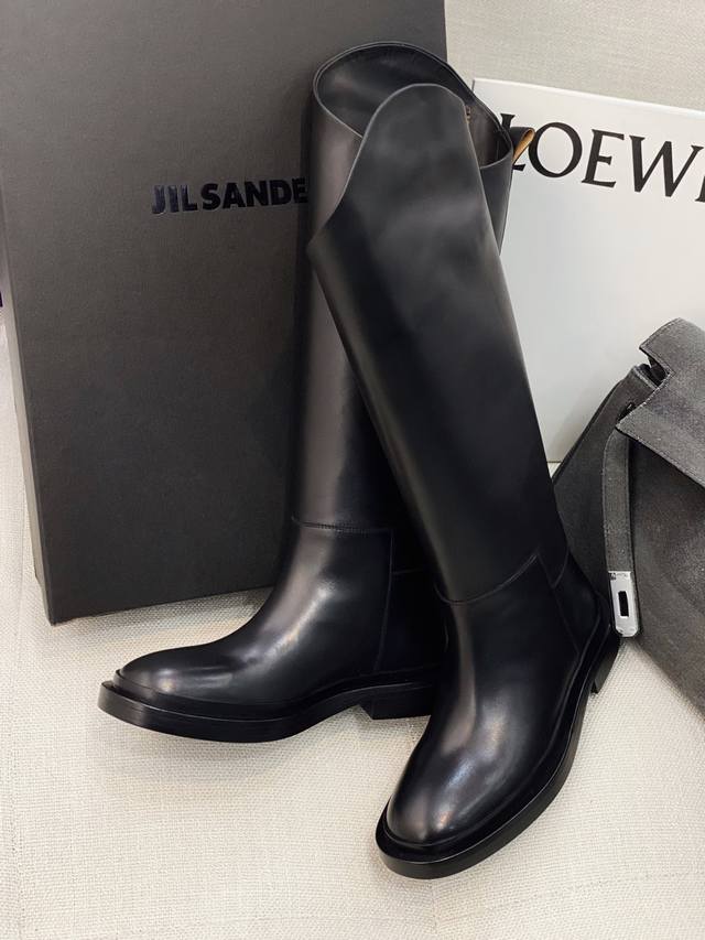 上新jilsander 秋冬官网新品 极简主义 性冷淡风 高筒不规则长靴 骑士靴 市面顶级原单版zp对比做货，所有细节都跟柜上一致：包括鞋面皮料，鞋垫内里皮料、