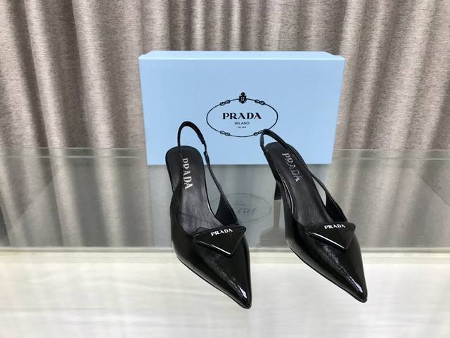 Prada 普拉达新款三角扣高跟凉鞋 这款采用压纹皮革面料，羊皮内里垫脚，丝网印花三角形皮革徽标；皮革鞋底，配金属刻字徽标；跟高7厘米 码数：35～39 34、