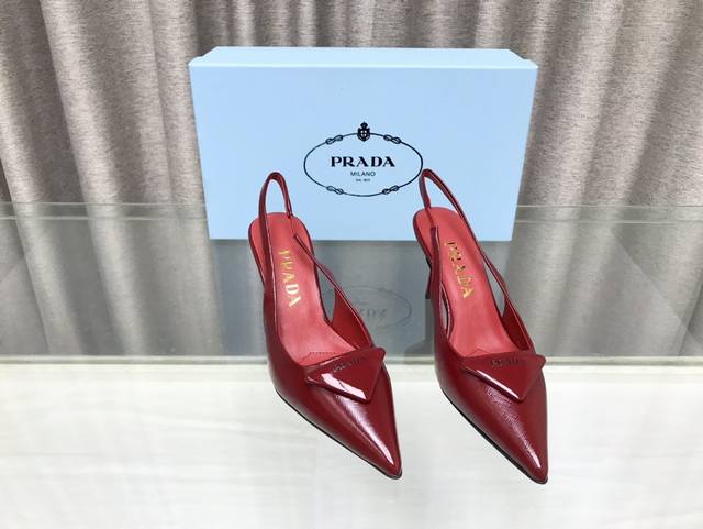 Prada 普拉达新款三角扣高跟凉鞋 这款采用压纹皮革面料，羊皮内里垫脚，丝网印花三角形皮革徽标；皮革鞋底，配金属刻字徽标；跟高7厘米 码数：35～39 34、