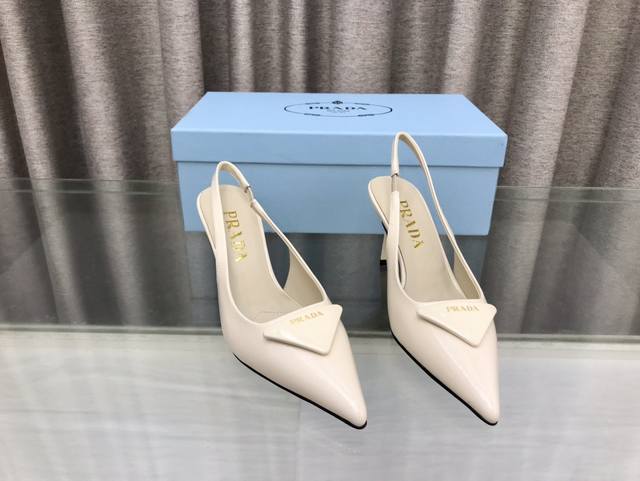 Prada 普拉达新款三角扣高跟凉鞋 这款采用压纹皮革面料，羊皮内里垫脚，丝网印花三角形皮革徽标；皮革鞋底，配金属刻字徽标；跟高7厘米 码数：35～39 34、